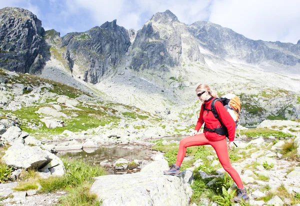 Kadın backpacker yüksek tatras — Stok fotoğraf
