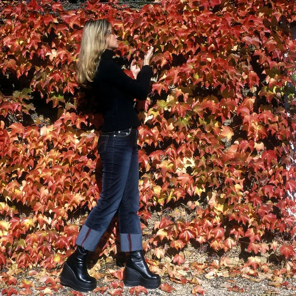 Frau im Herbst — Stockfoto