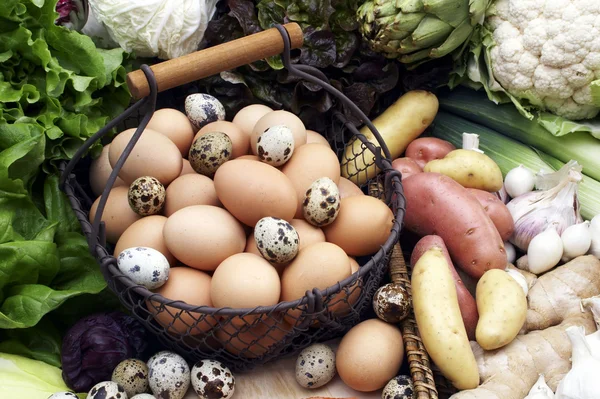 Legumes ainda vida com ovos — Fotografia de Stock