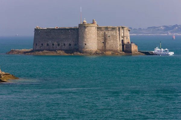 Замок на берегу моря во франции квартиры в алании турция купить цена вторичка