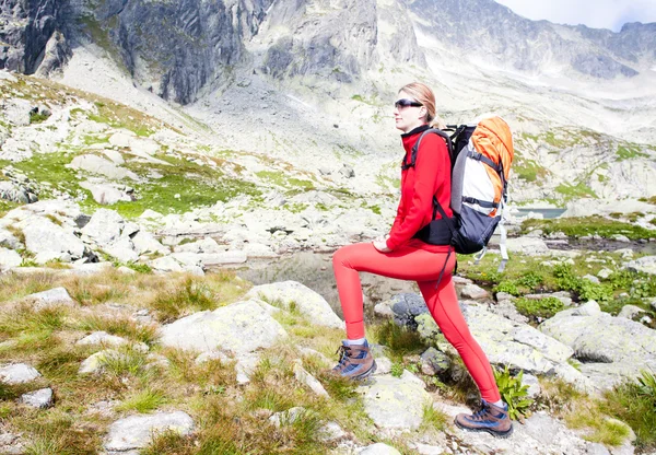 高タトラ山脈に女性バックパッカー — ストック写真