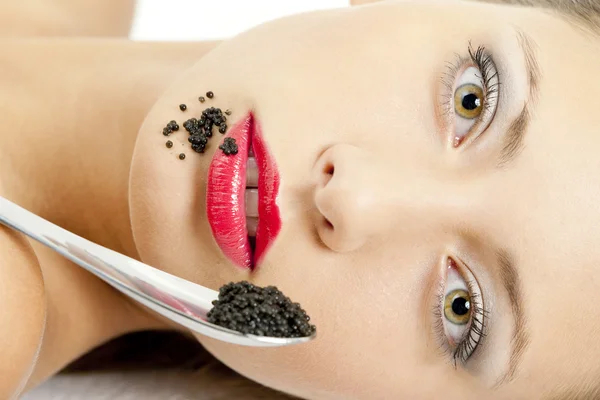 Femme avec caviar noir — Photo
