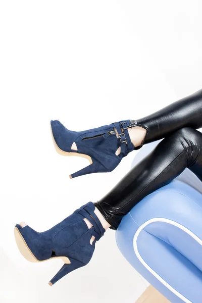 Detail einer Frau mit blauen Schuhen — Stockfoto