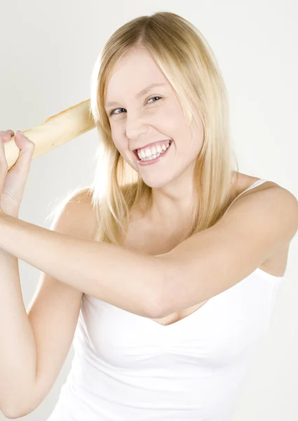 Vrouw met een stokbrood — Stockfoto