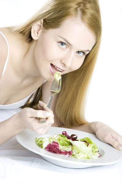 Kvinna äter sallad — Stockfoto
