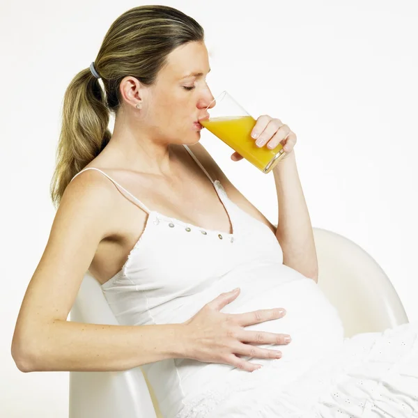 Bir bardak meyve suyu ile hamile kadın — Stok fotoğraf
