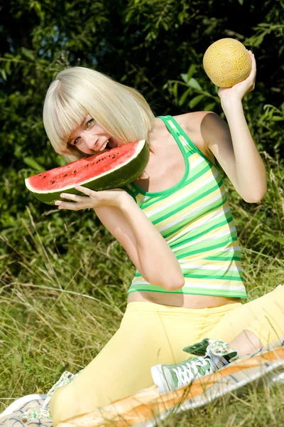 Mujer con melones en un picnic — Foto de Stock