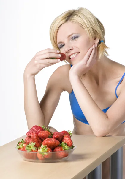 Woman with strawberries — Stock Photo, Image