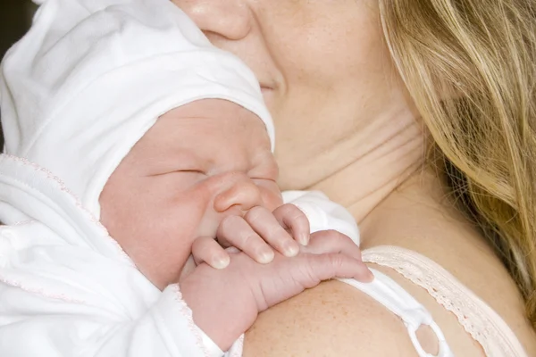 Bebê recém-nascido com mãe — Fotografia de Stock