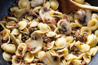 makarna orecchiette pastırma ve petrol