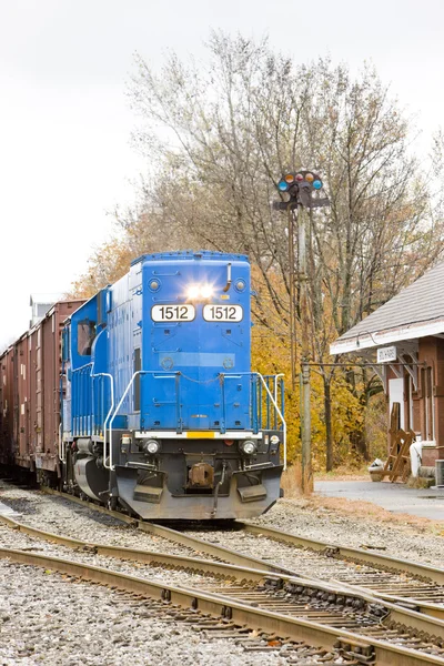 Train with motor locomotive, South Paris, Maine, USA — Stock Photo, Image