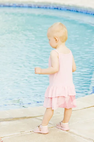 Маленька дівчинка біля плавального басейну, Тобаго — стокове фото