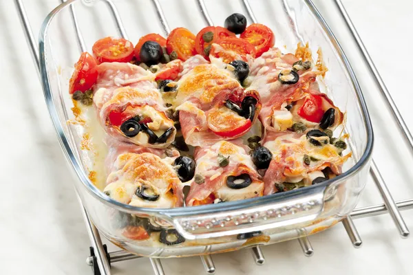 Baked ham rolls filled with chicken meat and black olives — Stock Photo, Image