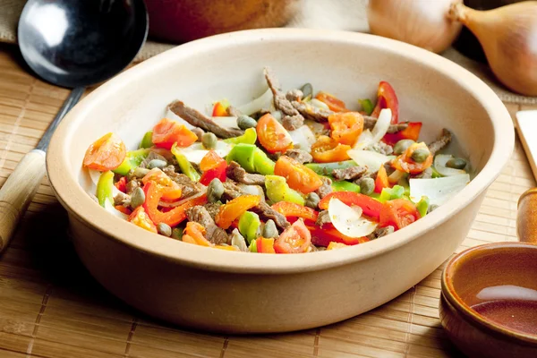 Beef meat with peppers, onion and capers — Stock Photo, Image