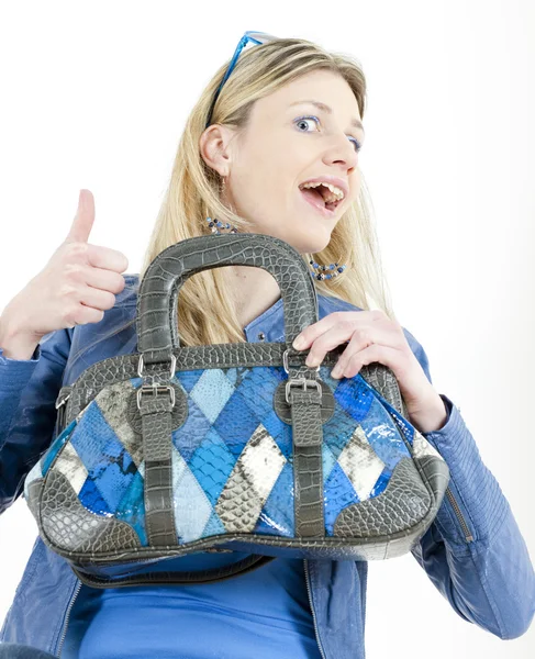 Portret van zittende vrouw met handtas — Stockfoto