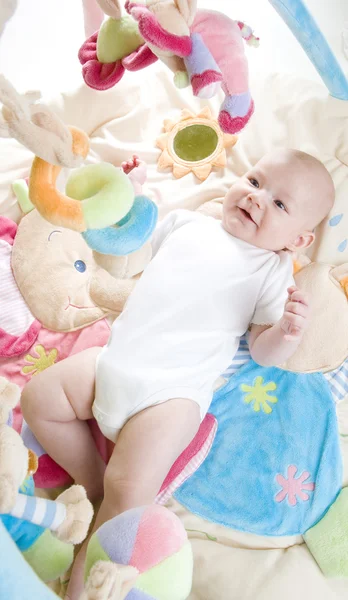 Meisje van de baby liggend op het spelen van mat — Stockfoto