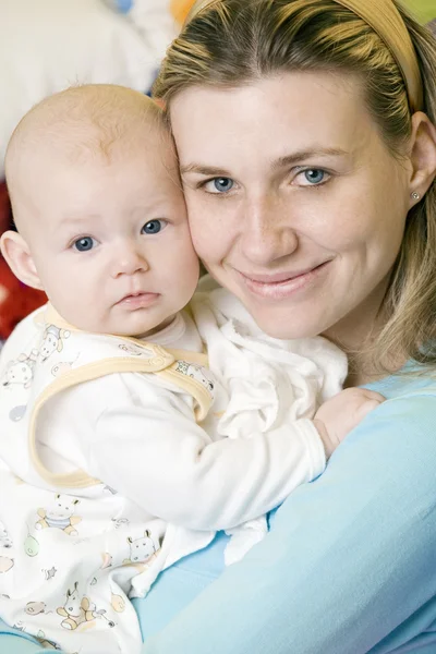 Retrato de mãe com seu bebê — Fotografia de Stock