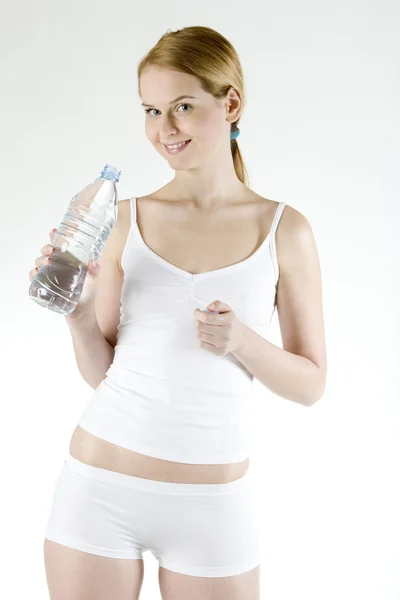 Žena drží láhev vody — Stock fotografie