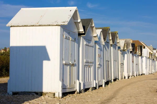 Hütten am Strand, bernieres-s-mer, normandie, frankreich — Stockfoto