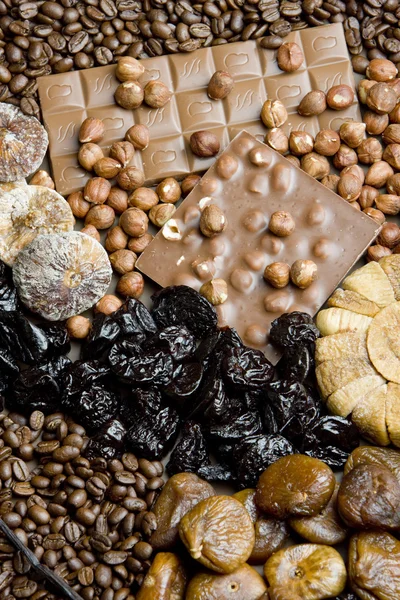 Fruits secs au chocolat et grains de café — Photo
