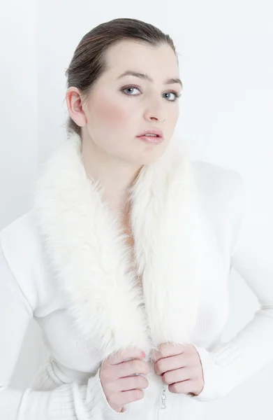 Žena na sobě bílý svetr — Stock fotografie