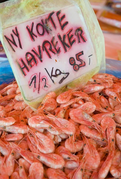 大虾，在挪威卑尔根举行的街头市场 — 图库照片