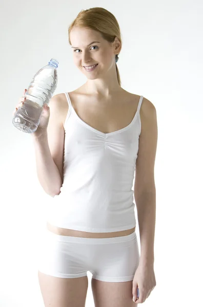 Mulher segurando garrafa de água — Fotografia de Stock