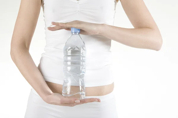 Bir şişe su tutan kadın. — Stok fotoğraf