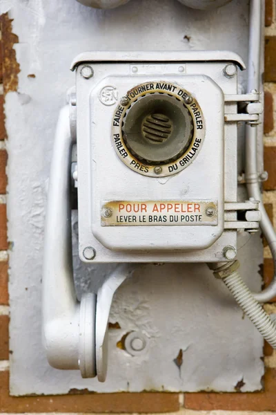 Teléfono antiguo en la estación de tren de Toucy, Borgoña, Francia — Foto de Stock