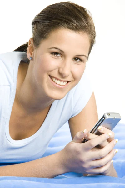 Portret van vrouw met mobiele telefoon — Stockfoto