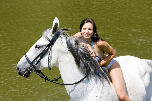 Equestre a cavalo cavalgando através da água — Fotografia de Stock