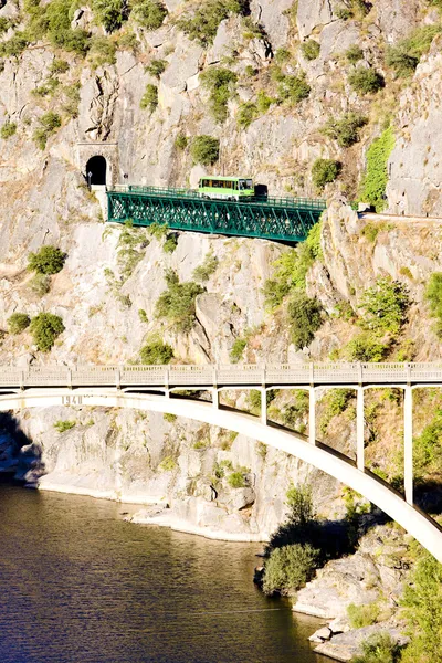 Motor coach op spoorwegviaduct — Stockfoto