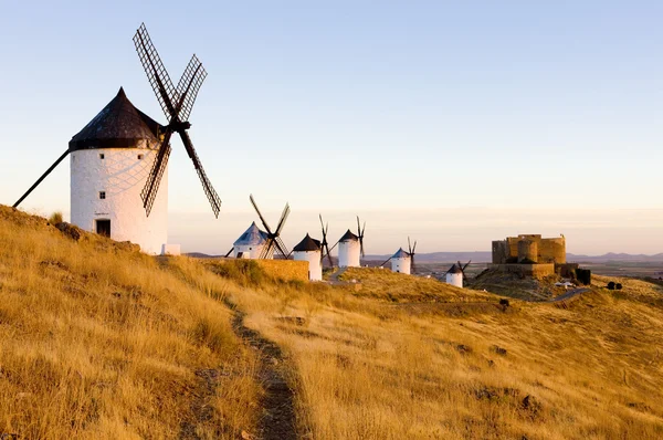 Windmühlen mit Burg, consuegra — Stockfoto