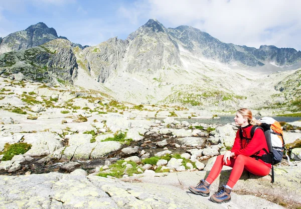 Kvinna backpacker på fem slumpnummer tjärnar, Vysoké tatry (höga Tatra), — Stockfoto