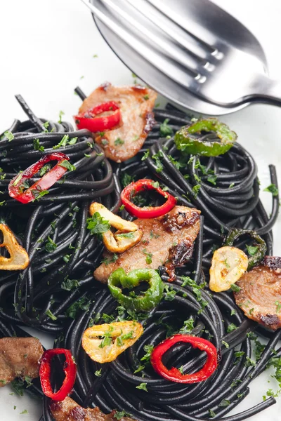 Sepia spaghetti à la viande de dinde et au piment — Photo