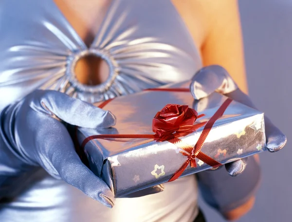 Γυναίκα που κρατάει ένα δώρο — Φωτογραφία Αρχείου