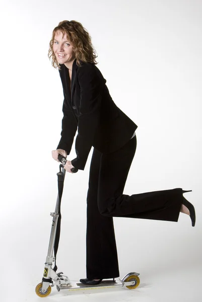 Businesswoman equitazione scooter — Foto Stock