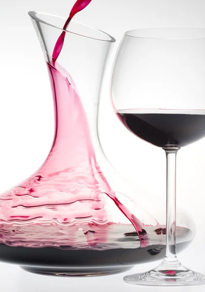 Sklenice na víno a karafa s červeným vínem — Stock fotografie