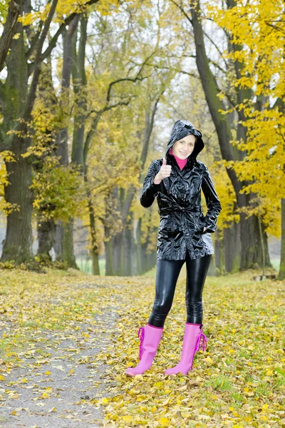 Frau in der Herbstgasse — Stockfoto