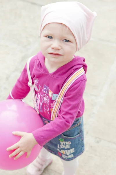 Retrato de criança com balão rosa — Fotografia de Stock