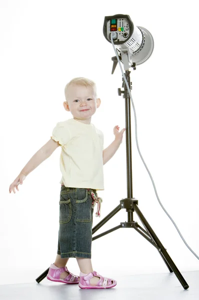 Μικρό παιδί στέκεται στο φλας φως — Φωτογραφία Αρχείου