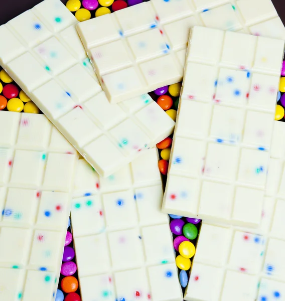 Stillleben aus weißer Schokolade mit Smarties — Stockfoto