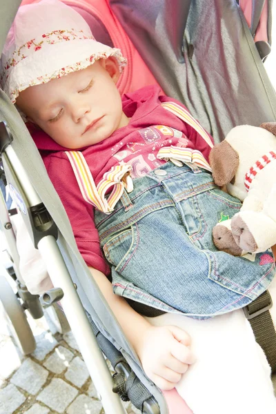 在婴儿车中睡着蹒跚学步的肖像 — 图库照片