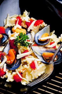 Pasta with mussels and chopped tomatoes clipart