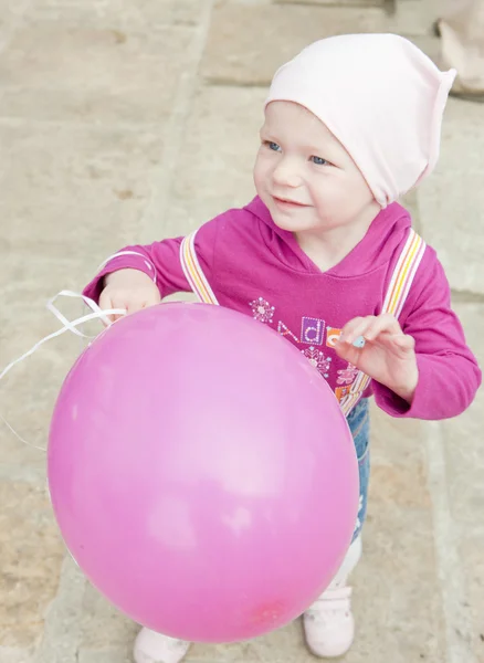 蹒跚学步与粉红色的气球的肖像 — 图库照片