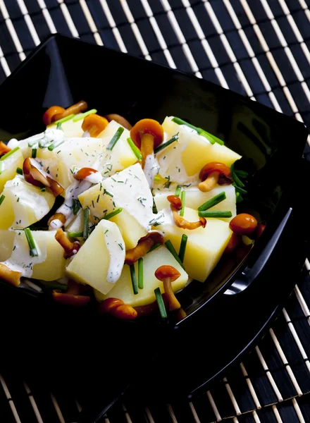 Salada de batata com cogumelos e molho de endro — Fotografia de Stock