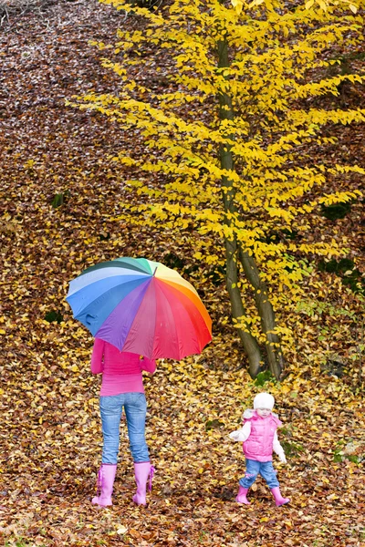 Matka z córką charakter jesienny — Zdjęcie stockowe