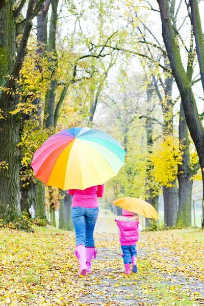 Mother and her daughter with umbrellas — Stock Photo, Image