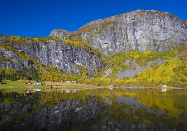 Landschap in de buurt van de rivier de otta, Noorwegen — Stockfoto