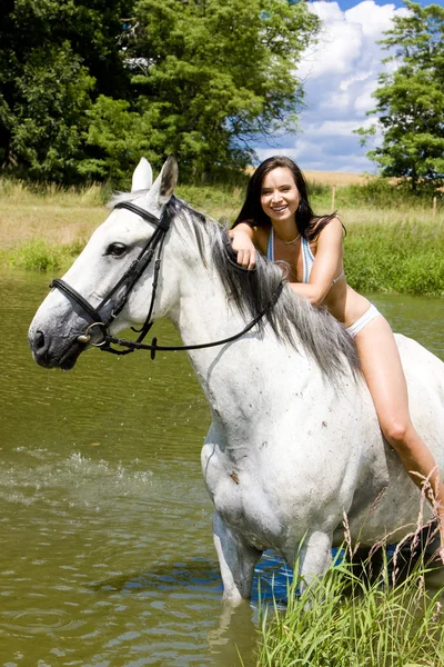 Jezdec na koni projíždějící vodou — Stock fotografie